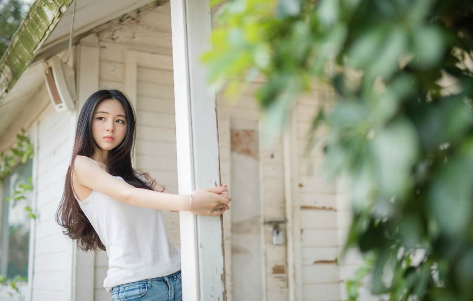 “老爷，马已经准备好了。”管家来到房间外，听着里面低沉的咆哮声，有些胆颤道。